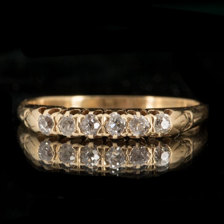 RING, 18k guld med 6 små fasettslipade diamanter. Stockholm 1952. Vikt ca 1.5 gram.