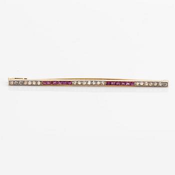 Brooch, long model brooch pin, 18K gold with square-cut rubies and rose-cut diamonds.