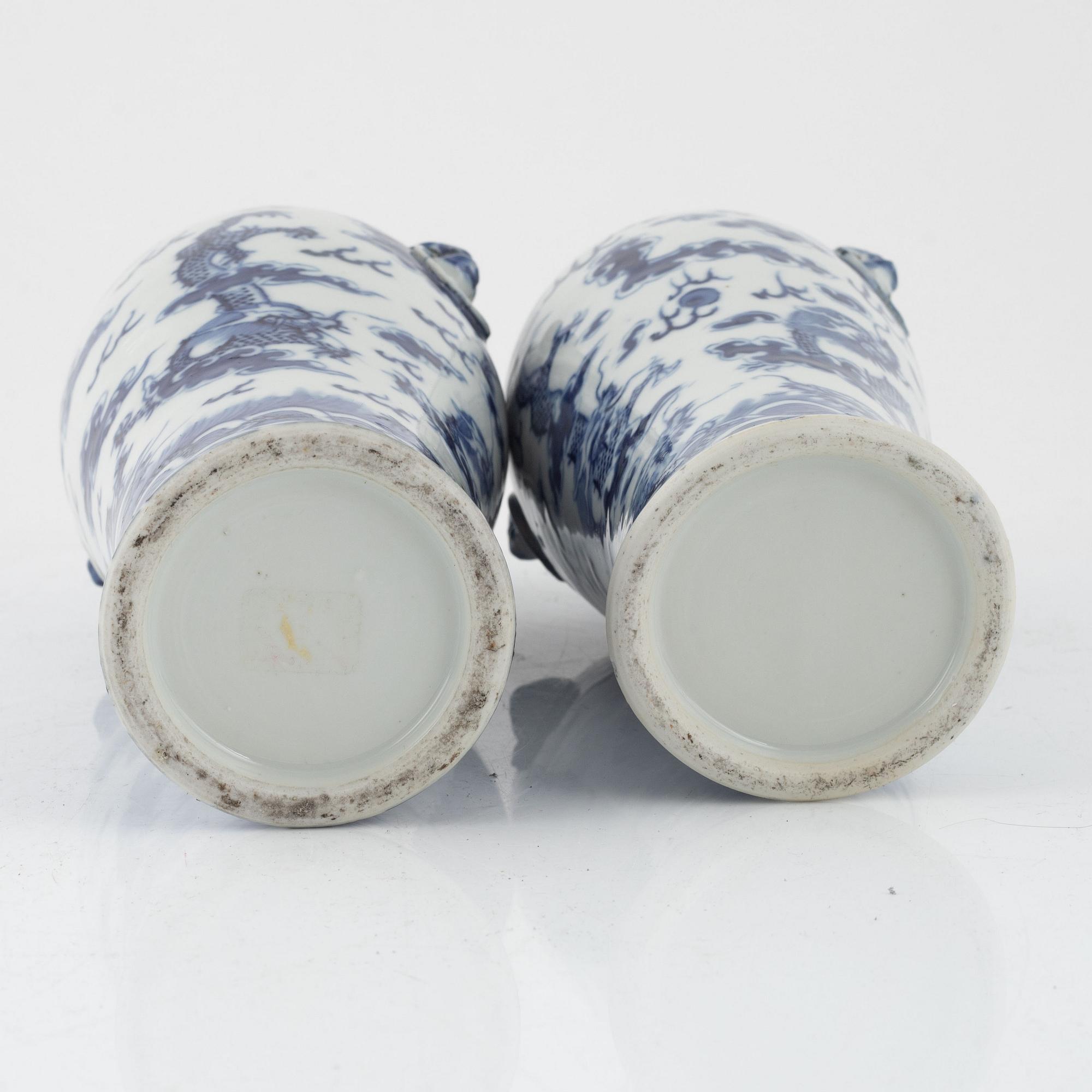 A pair of Chinese blue and white vases, Qing dynasty, 19th century.