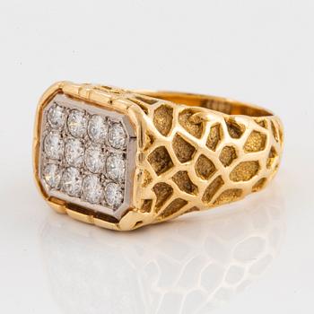 Ring 18K guld med runda briljantslipade diamanter.