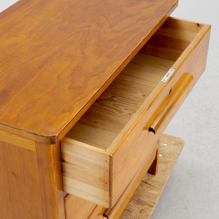 A chest of drawers, 1930a-40s .