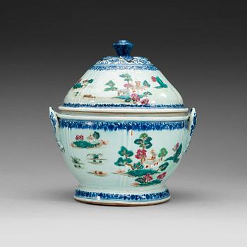 A famille rose and under glaze blue tureen with cover, Qing dynasty, Qianlong (1736-95).