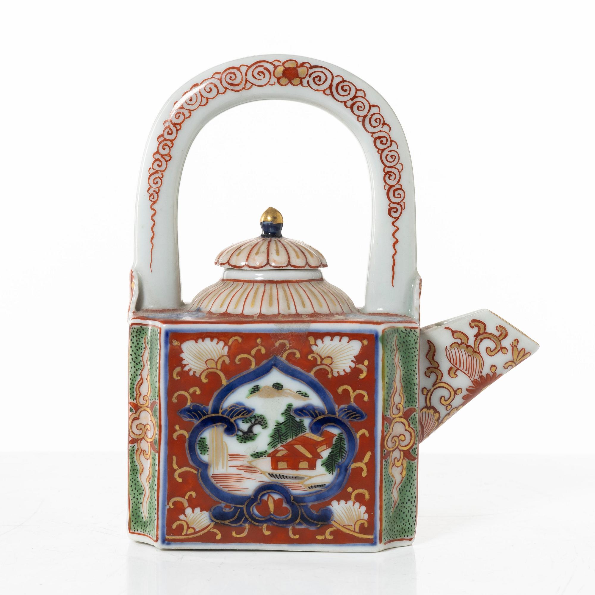 Tallrikar, fyra stycken, samt tekanna med lock, porslin. Japan, Meiji (1868-1912).