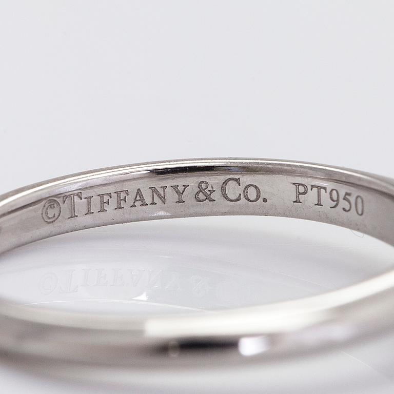 Tiffany & Co, sormus, platinaa, briljanttihiottu timantti noin 0.34 ct kaiverruksen mukaan.