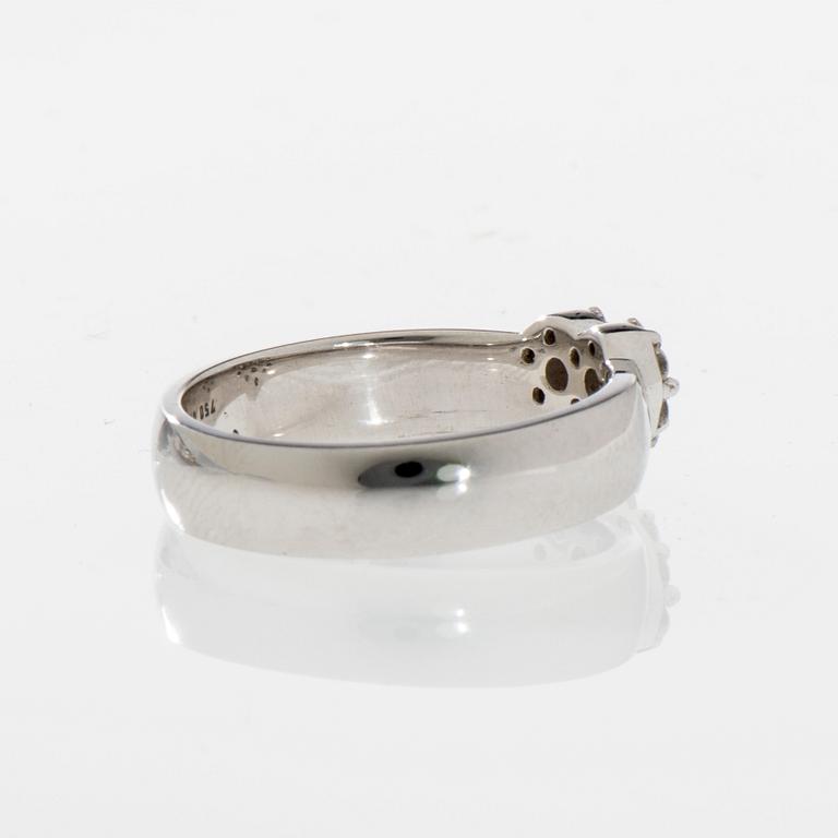 RING, 18K vitguld, diamanter i hjärta form, totalt 0,27 ct. Vikt 6,4 g.