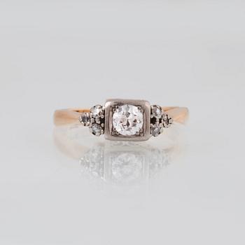 RING, 18K guld med gammalslipad diamant ca 0.50 ct och 6  åttkantslipade diamanter, Gunther Thulin,Stockholm, 1954.