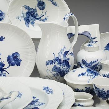SERVIS, porslin, 126+11+1 delar "Blå blomst", Royal Copenhagen.