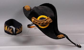 BICORNE MED ASK SAMT KRAGE, AF Bodecker, Stockholm, omkring 1900.