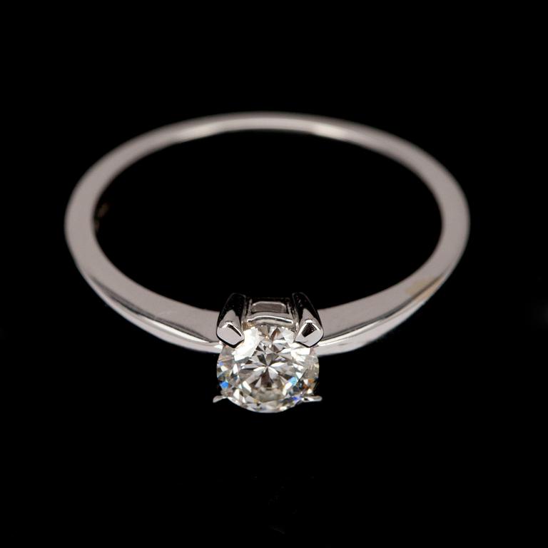 RING, vitguld 18K, briljantslipad diamant 0,45 ct. Vikt 3,5 g. Intyg.