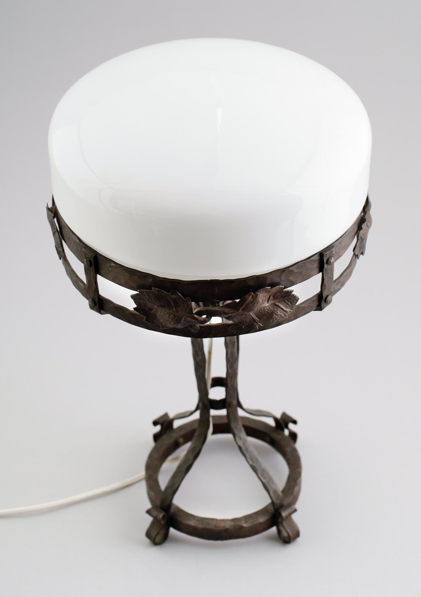 BORDSLAMPA, smide, sk Strindbergslampa, 1900-talets första hälft.