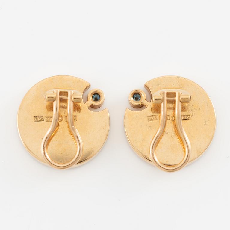 Sebastian Schildt, earrings, a pair, 18K gold with chrysoprase and colour-treated blue brilliant-cut diamonds.