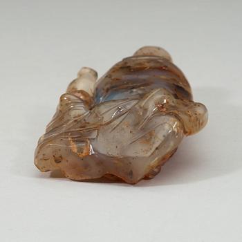 An agate figure of Guanyin, late Qing dynasty (1644-1912).