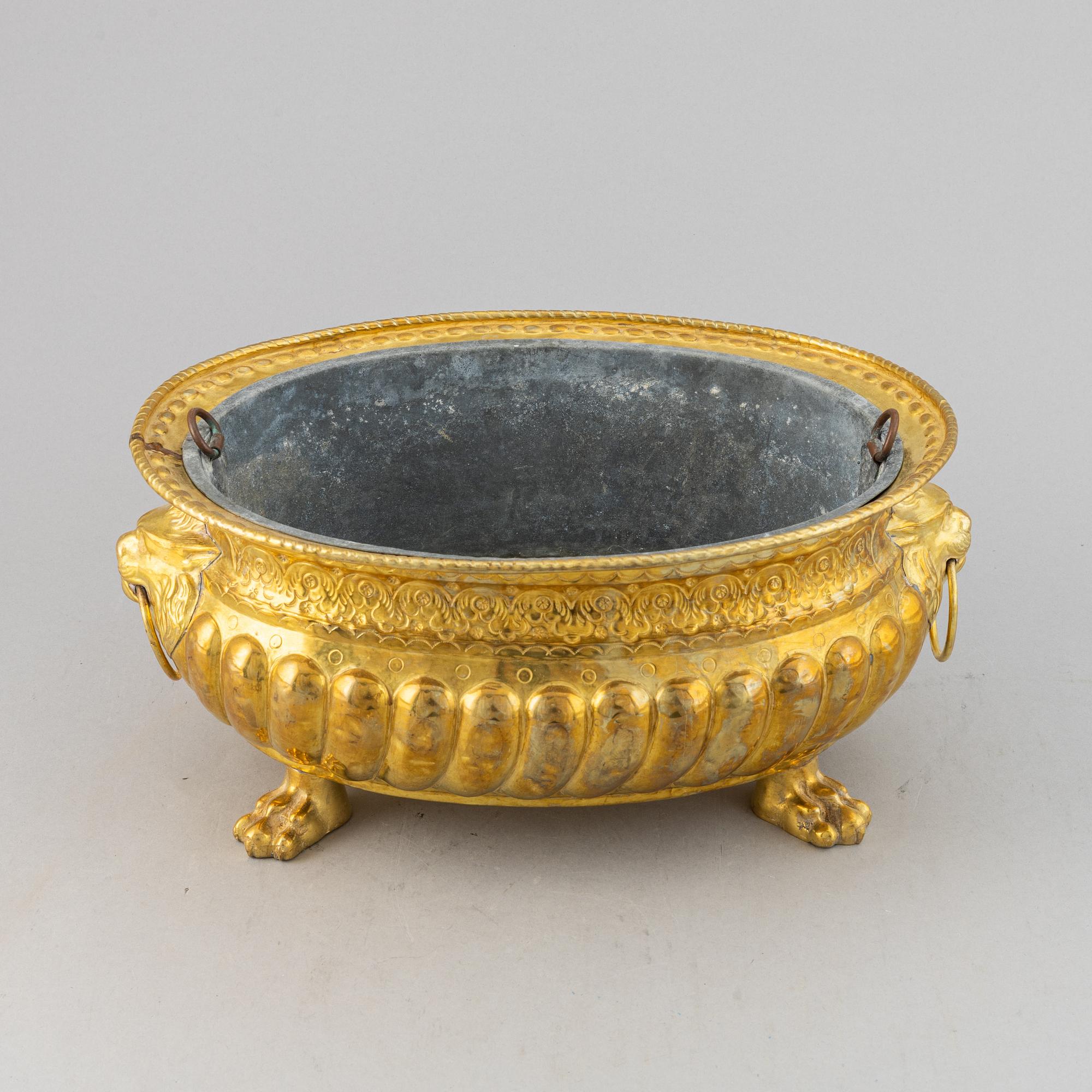 A brass flower pot, 19th century.