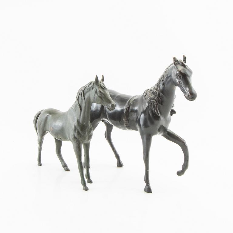Okänd konstnär 1900-tal, Skulpturer 2 st Hästar.