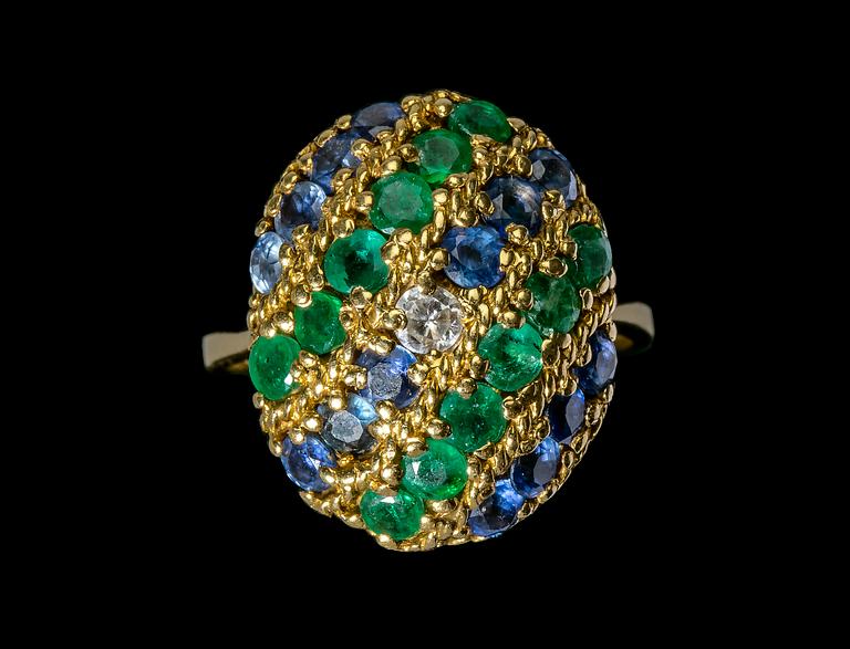 RING, 18 K guld med safirer, smaragder samt en briljantslipad diamant ca 0.10 ct. Vikt ca 9 g.