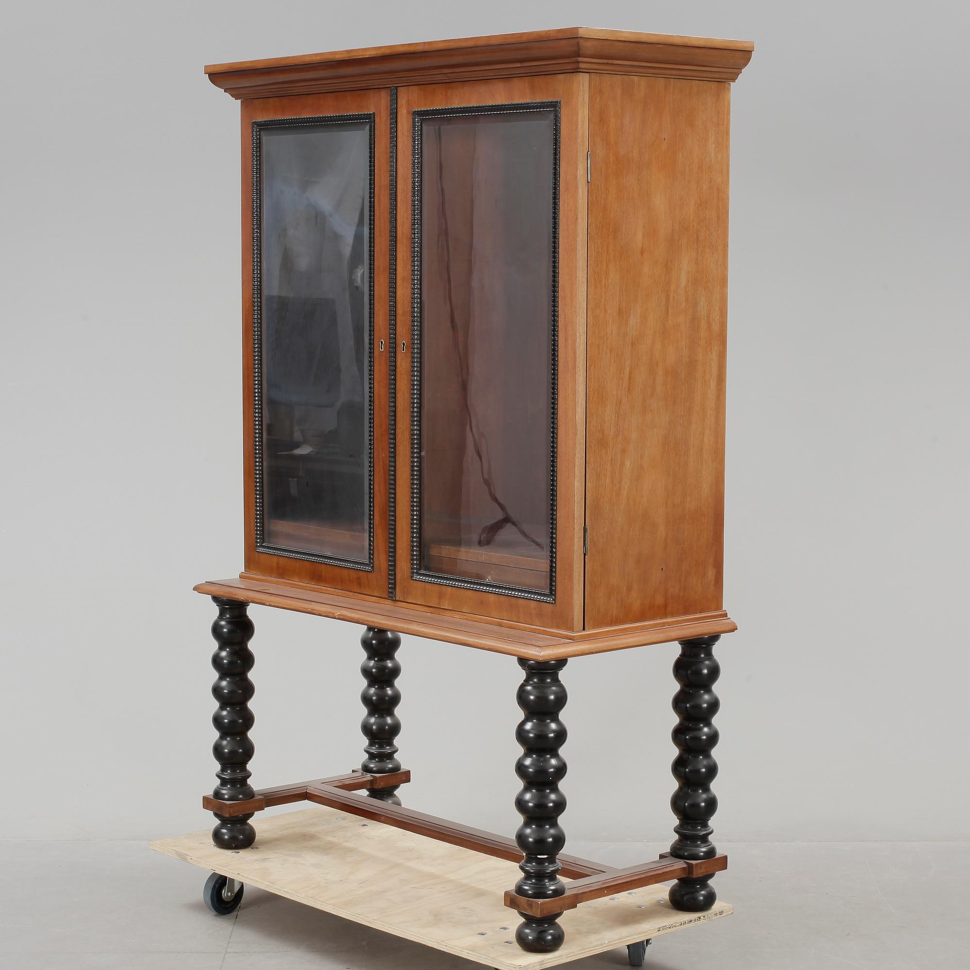 BOKSKÅP, barockstil, 1900-talets andra hälft.