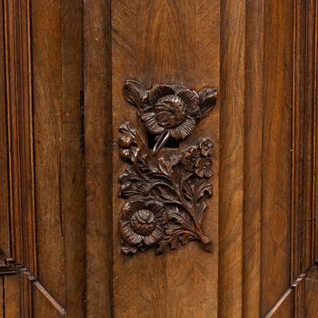 A walnut veneered Baroque cabinet, from around the year 1700.