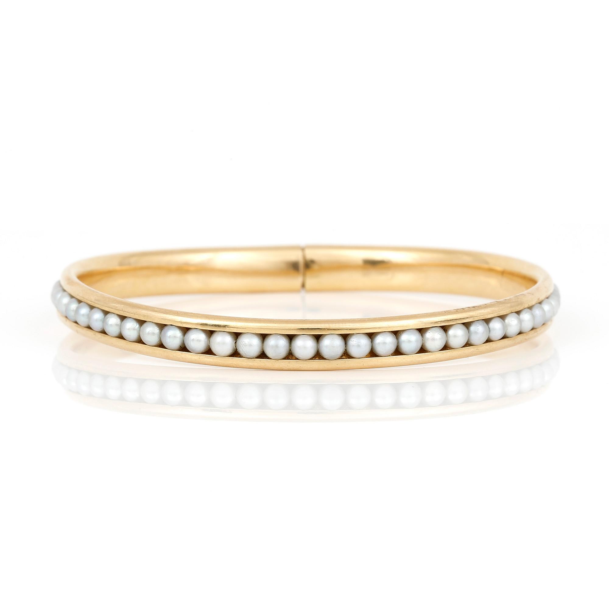 ARMRING, 18K guld med små odlade pärlor, Alton, Falköping, 1966. Total vikt ca 12 g.