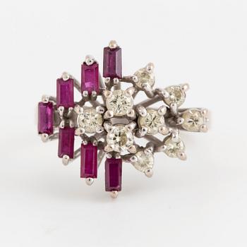 An 18K white gold ring with rubies and brilliant-cut diamonds.