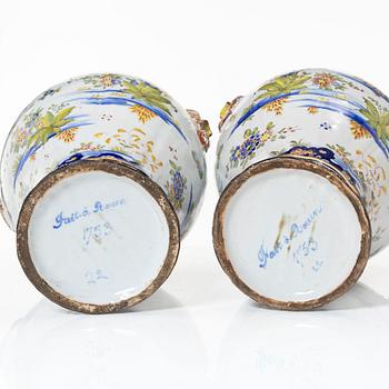 Urnor med lock, fajans, Frankrike, 1800-tal.