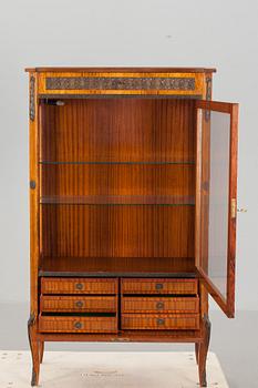 VITRINSKÅP, gustaviansk stil, 1900-tal.