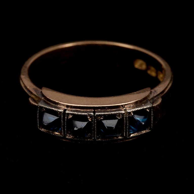 RING, 18K guld, syntetiska safirer. A. Koistinen Helsingfors 1945. Vikt 5.8 g.