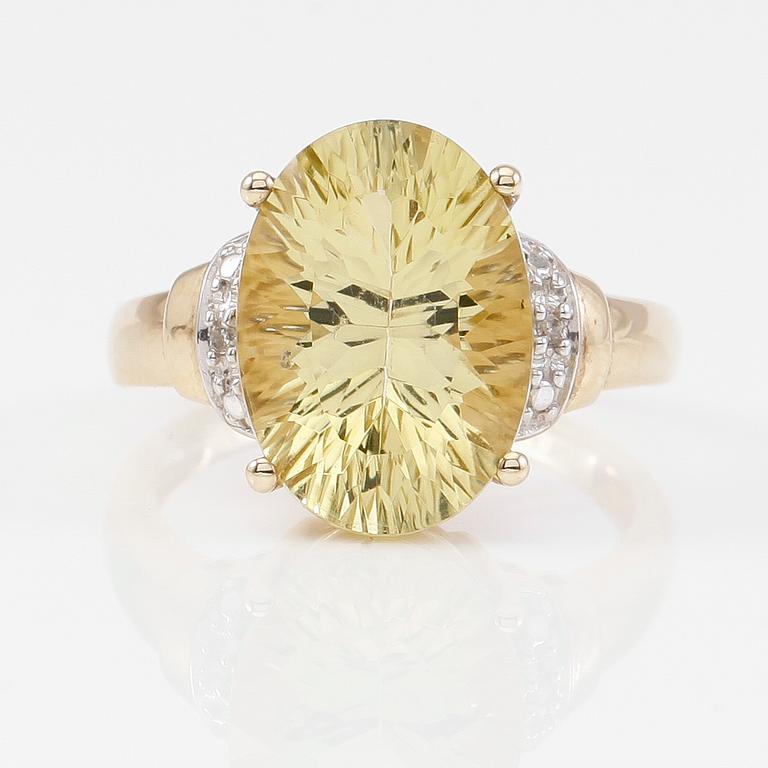 RING, 10K guld, mindre diamanter och kvarts.