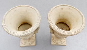 TRÄDGÅRDSURNOR, 1 par, gjutjärn, 1900-talets andra hälft.