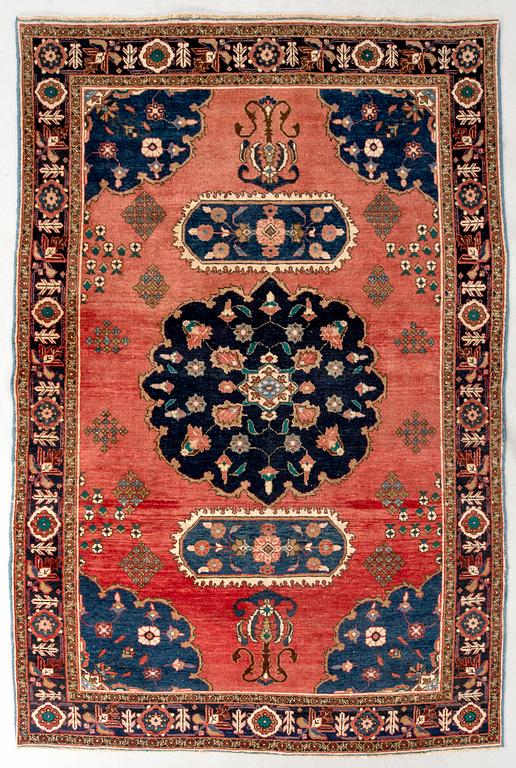 Oriental rug, old, approx. 285x190 cm.