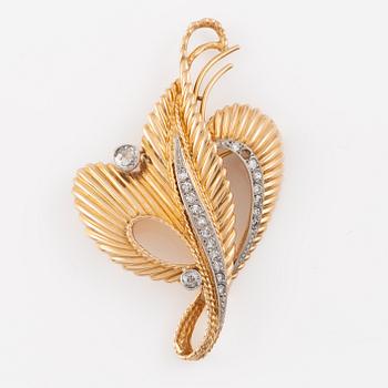 Brooch/pendant in 18K gold set with old- and eight-cut diamonds.
