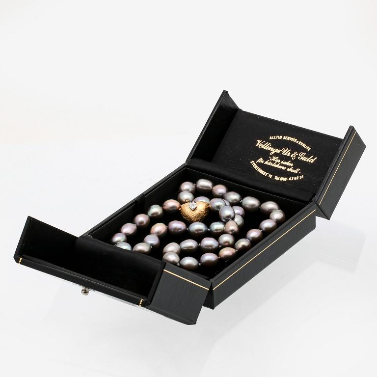 Necklace grey freshwater-pearls approx 8 mm, clasp 18k gold with 3 brilliant-cut diamonds.