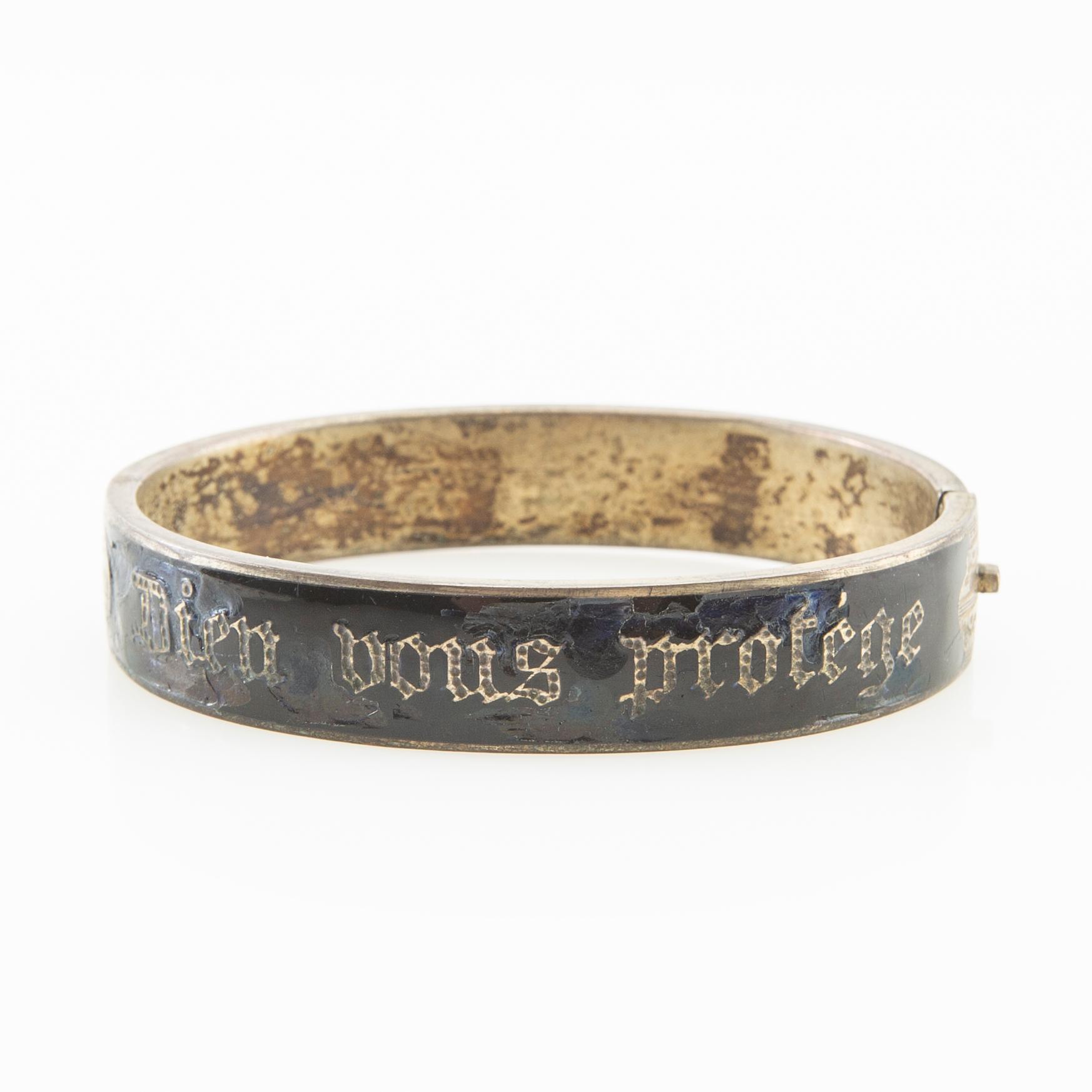 Armband silver och emalj "Dieu Vous Protége", 1800-talets senare hälft.