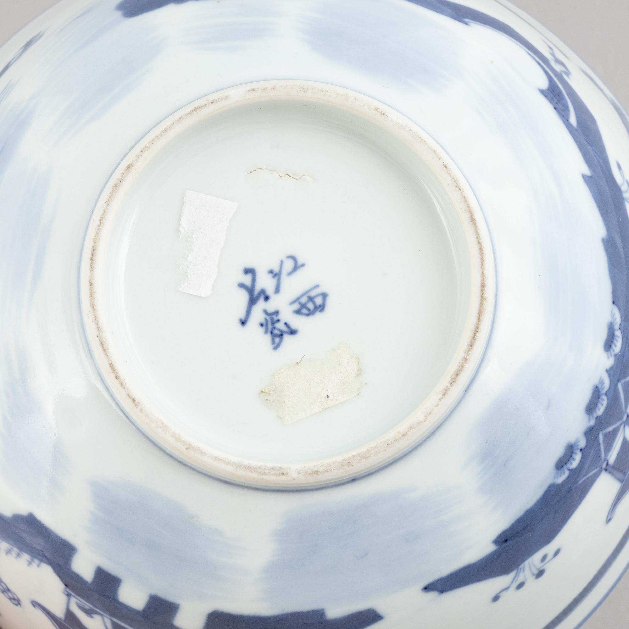 A blue and white bowl and a storage jar, Qing dynasty.