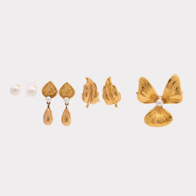 4 PAR ÖRHÄNGEN och 1 BROSCH, 18K guld odlade pärlor.