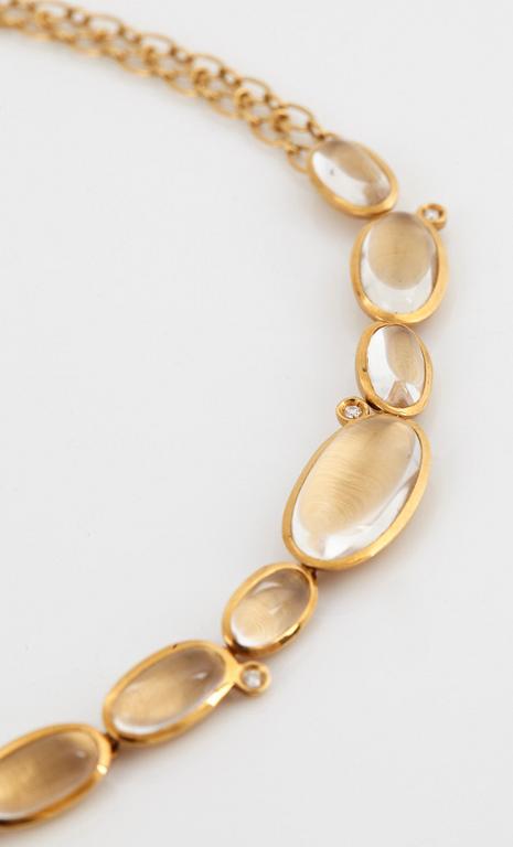 Collier Stern "Justine" 18K guld med cabochonslipad bergkristall och runda briljantslipade diamanter.