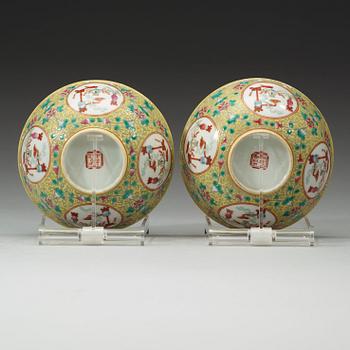 A pair of yellow ground bowls, late Qing dynasty (1644-1912).