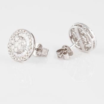 ÖRHÄNGEN, 18K vitguld med briljant och baguetteslipade diamanter ca 0.80 ct. Vikt 2,6 gram.