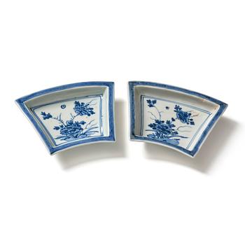 958. A set of two blue and white Transitional dishes, 17th Century.