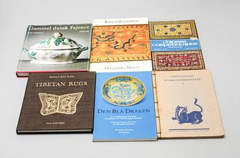 17 books and catalouges, mostly about oriental crafts, 20th century.