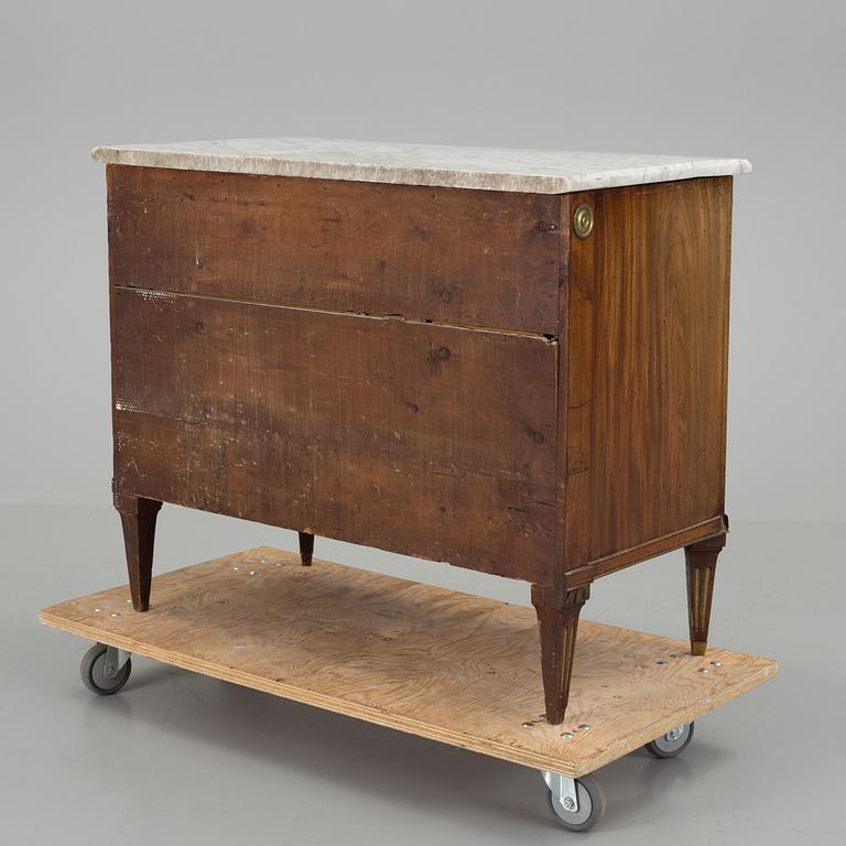 An early 10th gentury Gustavian chest of drawers.