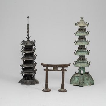 PAGODER, två stycken samt PORTAL, brons. Japan, Meiji (1868-1912).