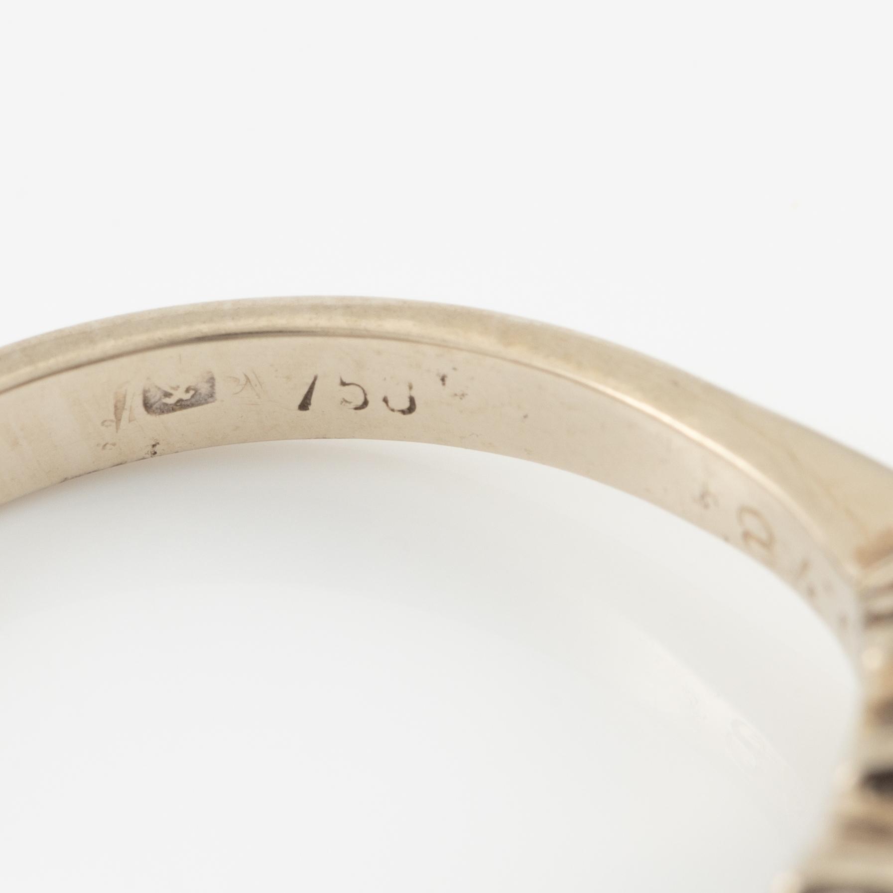 Ring 18K vitguld med briljantslipade diamanter.