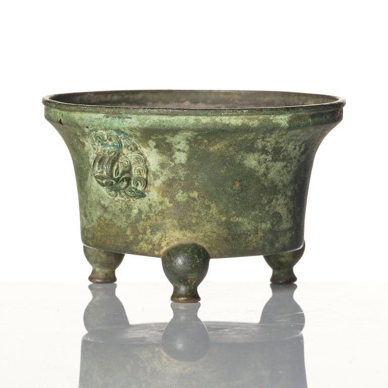 A bronze tripod censer, 17th/18th century.