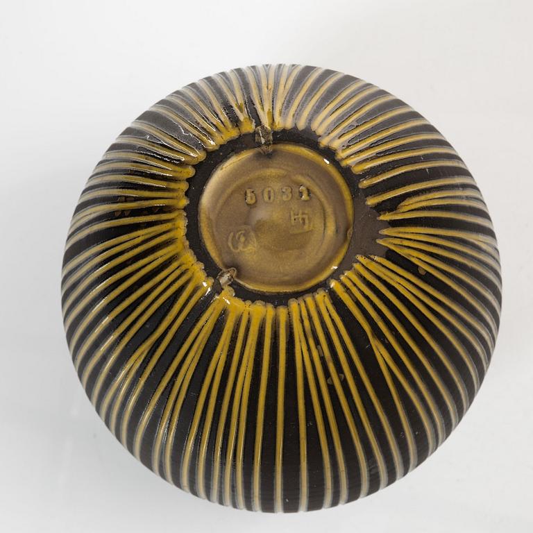 Upsala Ekeby, Ingrid Atterberg, vas, "Spiral" och Hjördis Oldfors, vas, "Kokos", lergods, Upsala-Ekeby.