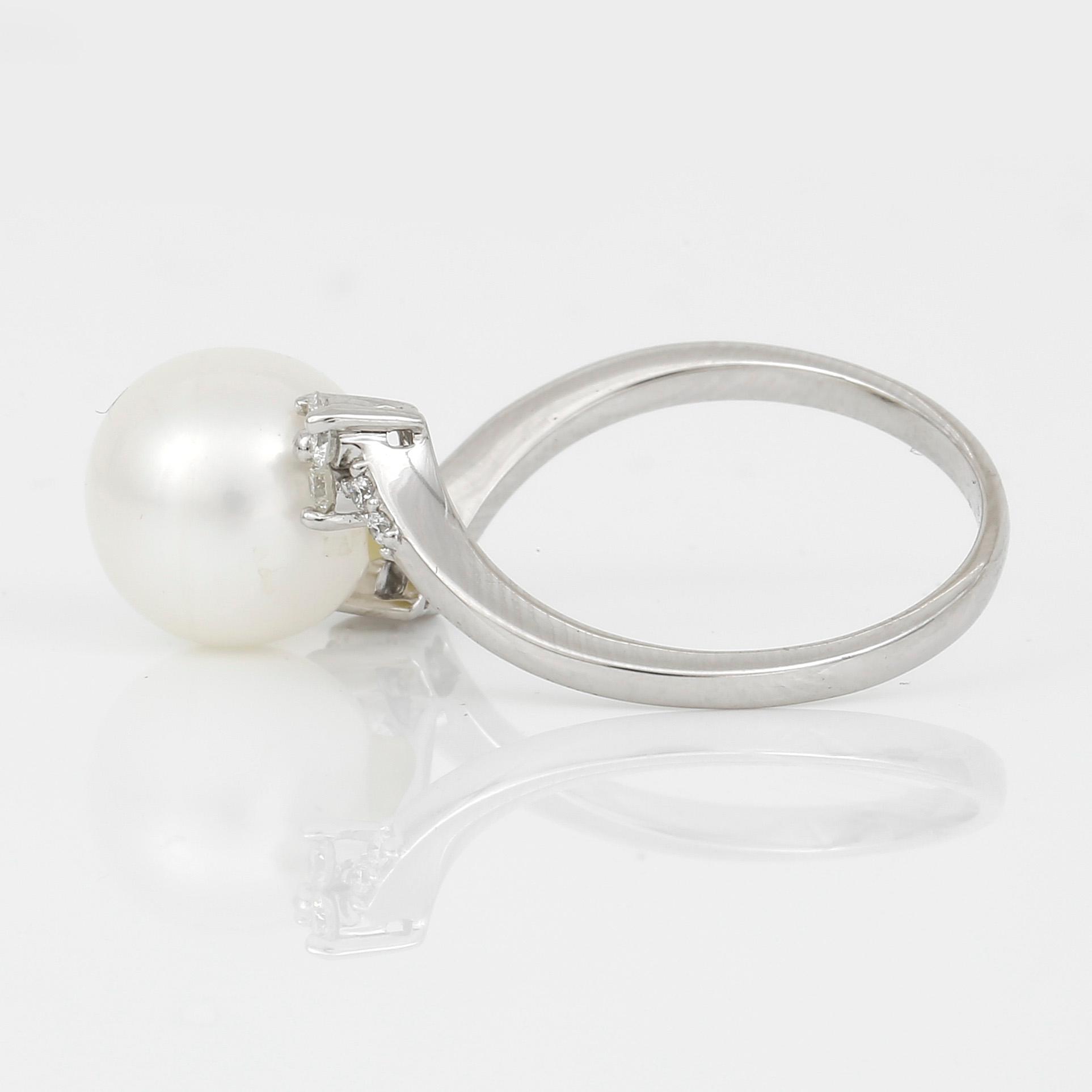 RING, 14K vitguld med odlad saltvattenspärla och små diamanter. Vikt ca 3,43 g.