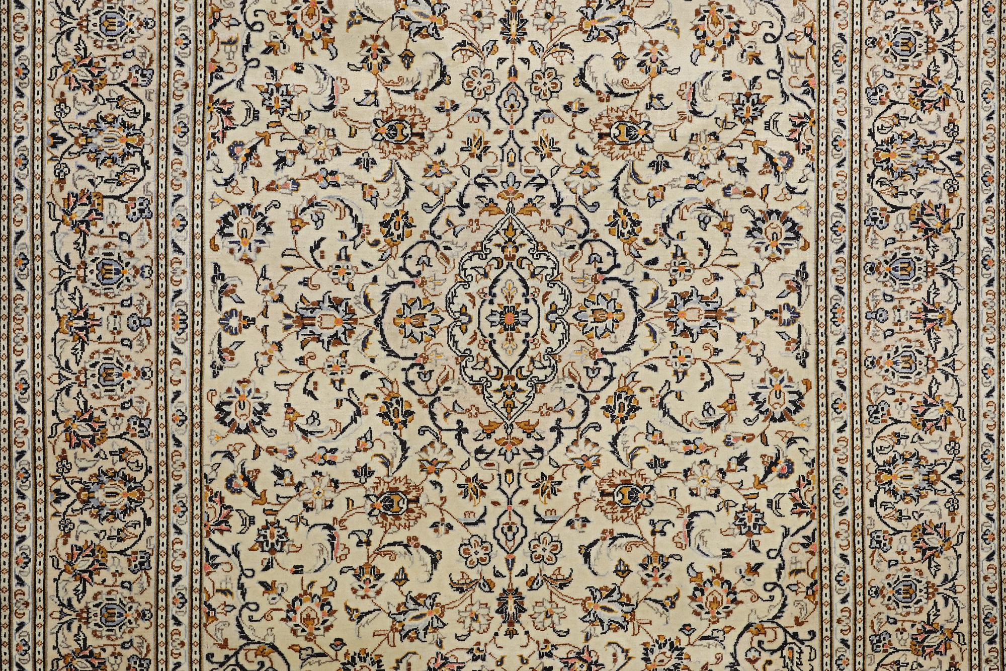A carpet, Kashan, ca 298 x 199 cm.