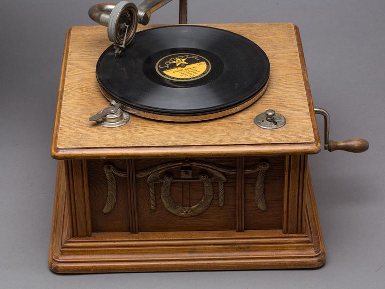 TRATTGRAMMOFON, omkring sekelskiftet 1900.