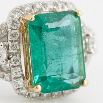 RING, med smaragd ca 2.20 ct samt briljantslipade diamanter ca 0.55 ct.