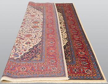 A carpet, Sarouk, ca 351 x 241 cm.