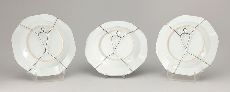 TALLRIKAR, 3 st, porslin, Qianlong, Kina 1700-tal.